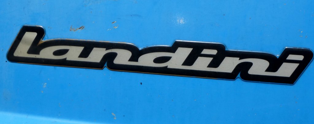 Landini, Schriftzug auf der Motorhaube eines neuen Traktors der italienischen Firma, Juli 2013