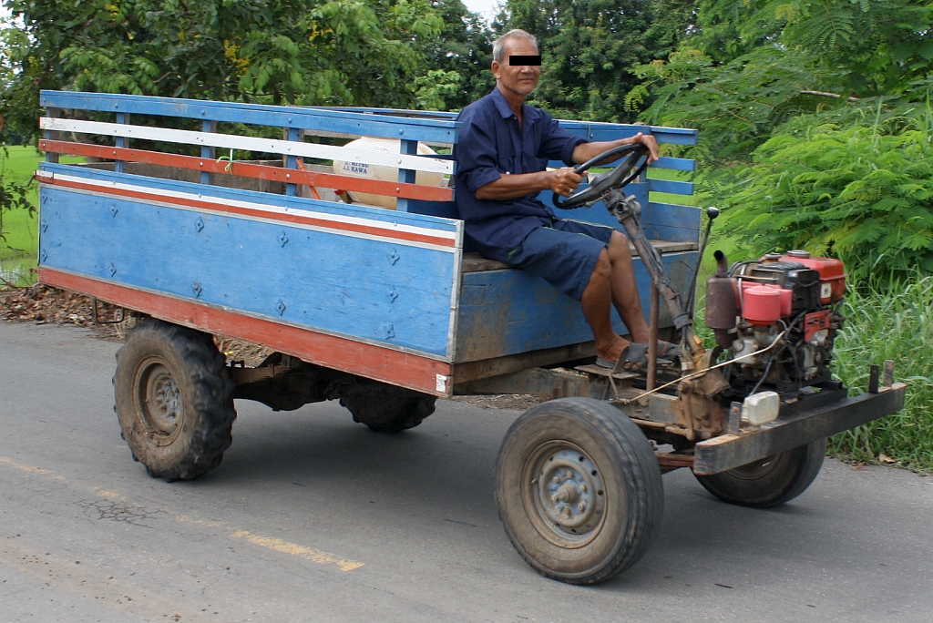 Landwirtschaftliches Nutzfahrzeug unbekannten Typs, gesehen am 22.August 2010 in der Nähe von Phai Lom. Solch transparente Technik wäre in unseren Breiten unvorstellbar, erleichter jedoch die Wartung ungemein.