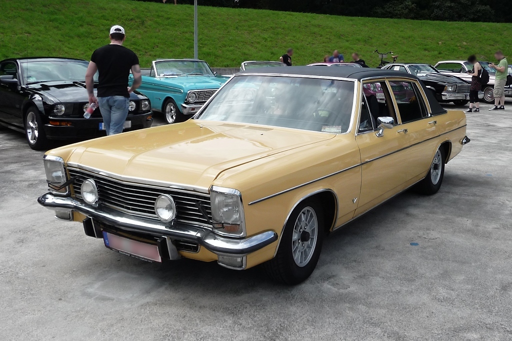 Lang ist es her, dass Opel noch Oberklasse-Modelle produzierte. Der Opel Diplomat B wurde 1969 bis 1977 gebaut. Dieses Modell hat einen Chevrolet 5,4-l-V8 mit 230 PS unter der Haube. Gesehen auf der US-Car-Show in Grefrath im August 2010.