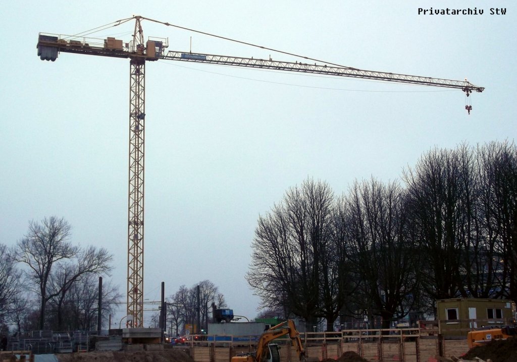 Liebherr 71 EC am 31.1.2012 auf einer Baustelle am Schröderplatz (Rostock); max. Tagfähigkeit: 5600kg, bei maximaler Auslegerlänger von 45m beträgt die Tragfähigkeit 1300kg
