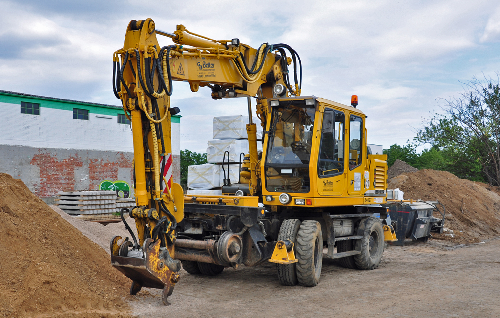 Liebherr 900 - Zweiwegebagger - am Bf in Meckenheim - 31.07.2010