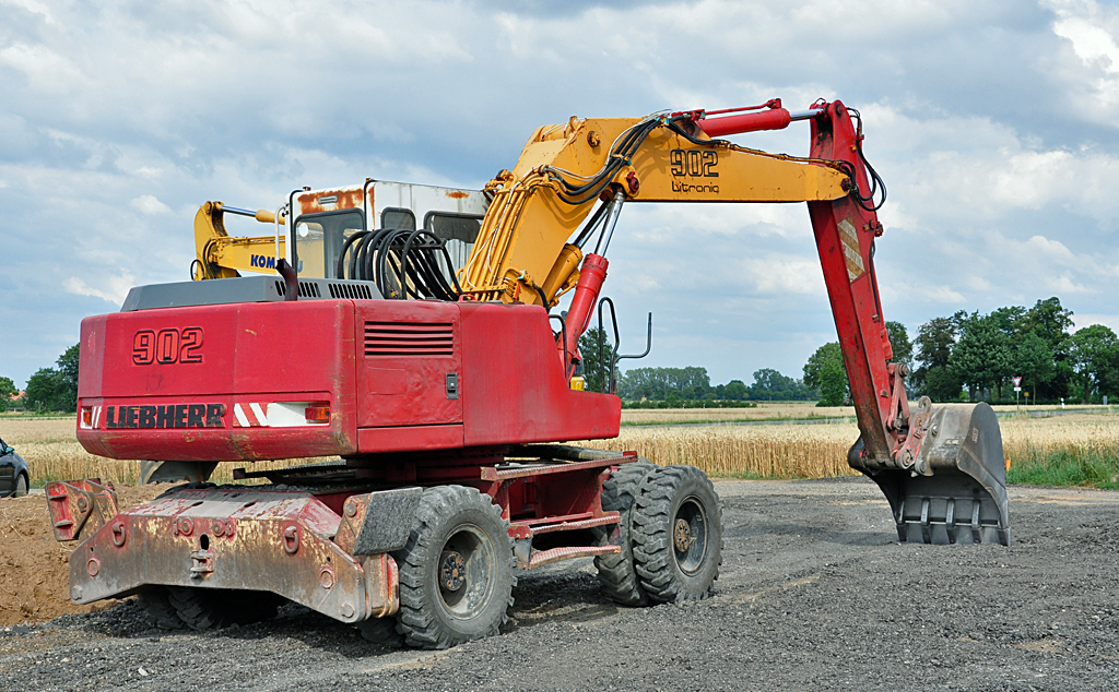 Liebherr 902 Radbagger auf einer Baustelle in Euskirchen-Fla. - 17.07.2010