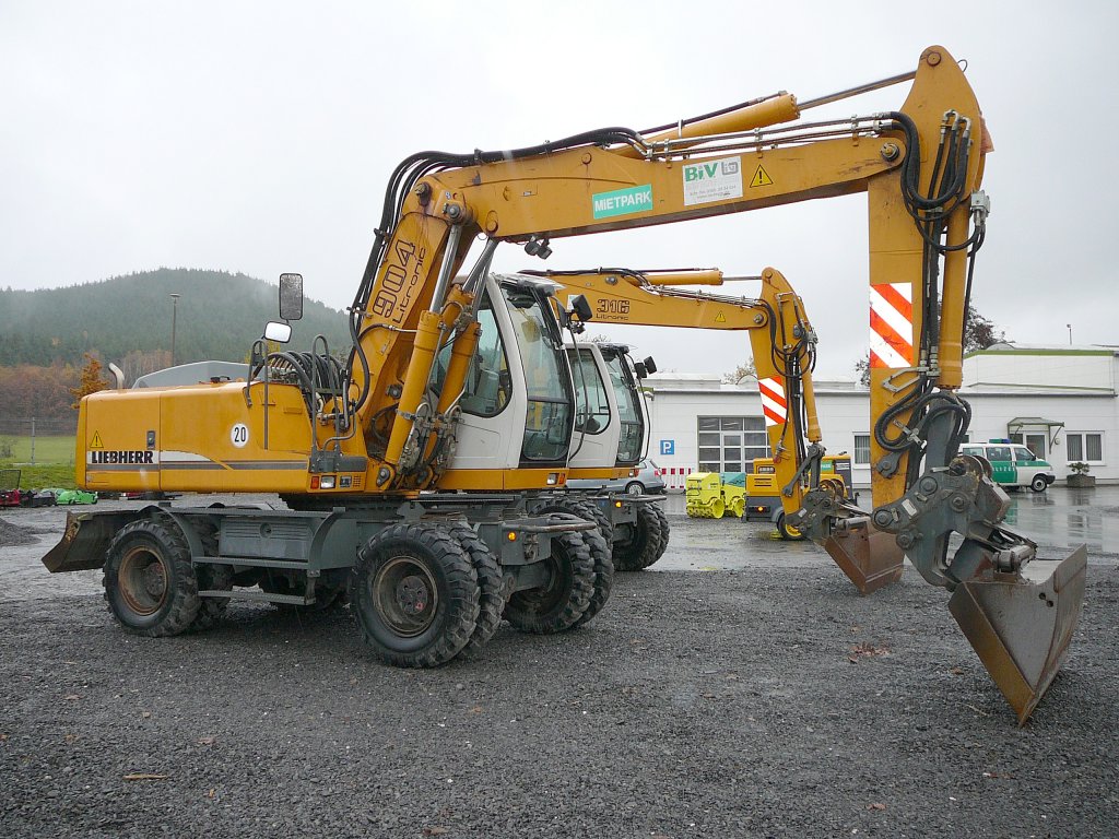 Liebherr 904 steht bei BIV-Baumaschinen in 03781 Saalfeld am 09.11.2009