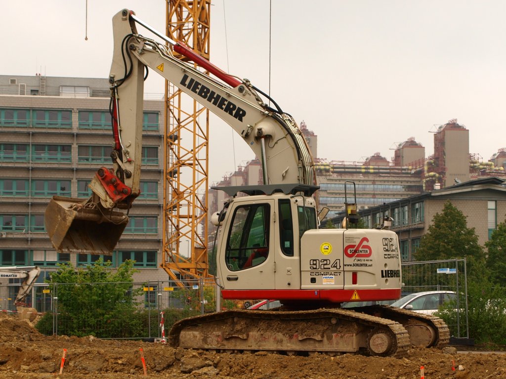 Liebherr 934 Litronic Compact Bagger am 01.06.2010 auf einer Baustelle der RWTH Aachen in der Nhe des Klinikums.