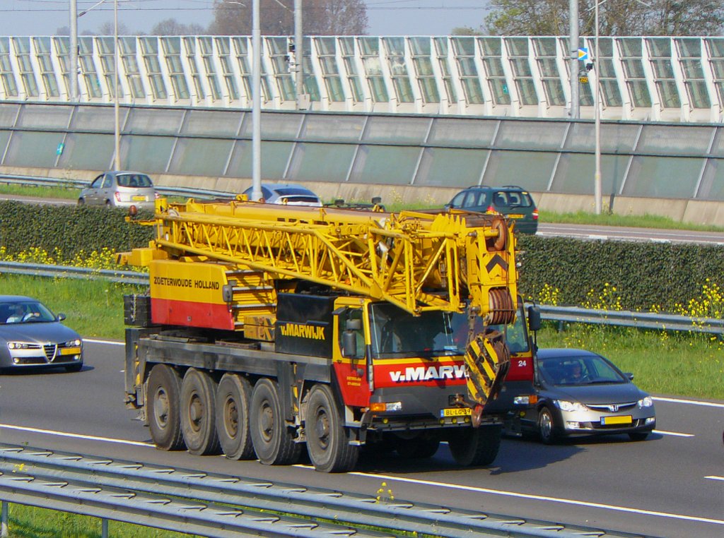 Liebherr LTM 1100/2 der Firma Van Marwijk. Autobahn  A4 bei Leiden, Niederlande 18-04-2011.