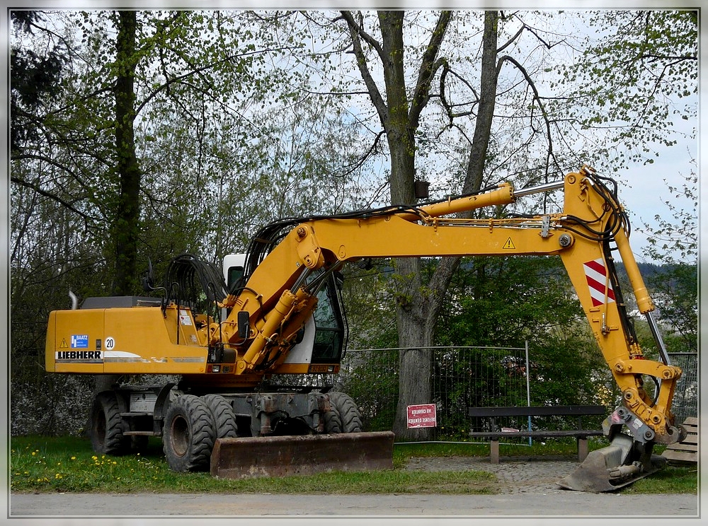 Liebherrbagger geniesst am 16.04.2011 seine Wochenendruhe.