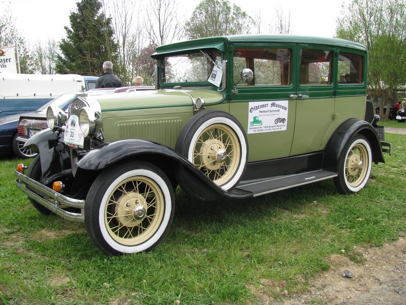 Limousine Ford A, wie er von 1927 bis Ende 1931 gebaut wurde (Die Karosserievariante nannte sich fourdoor Sedan), aus dem Kreis Potsdam-Mark bei der Oldtimer-Rally, Wohlenberg 01.05.2010