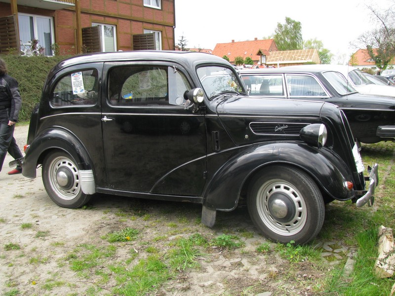 Limousine FORD  Anglia , Bj. 1937 - 1948, aus dem Landkreis Ostholstein bei der Oldtimer-Rally, Wohlenberg 01.05.2010