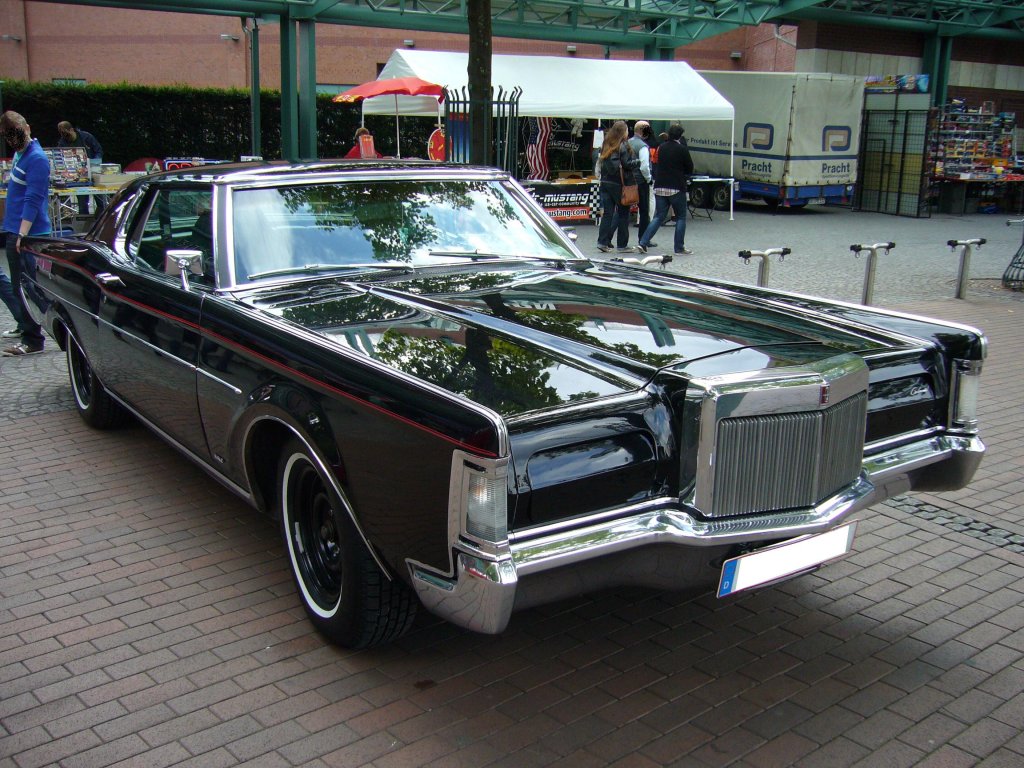 Lincoln Continental Mark III Coupe von 1970. Von diesem Coupe setzte die Luxusmarke Lincoln im Geschftsjahr 1970 21.432 Fahrzeuge ab. Das mit einem 7.5l V8-motor ausgerstete Coupe leistet 370 PS. Der Grundpreis betrug US$ 7.281,00. US-cartreffen am 23.07.2011 in Oberhausen.