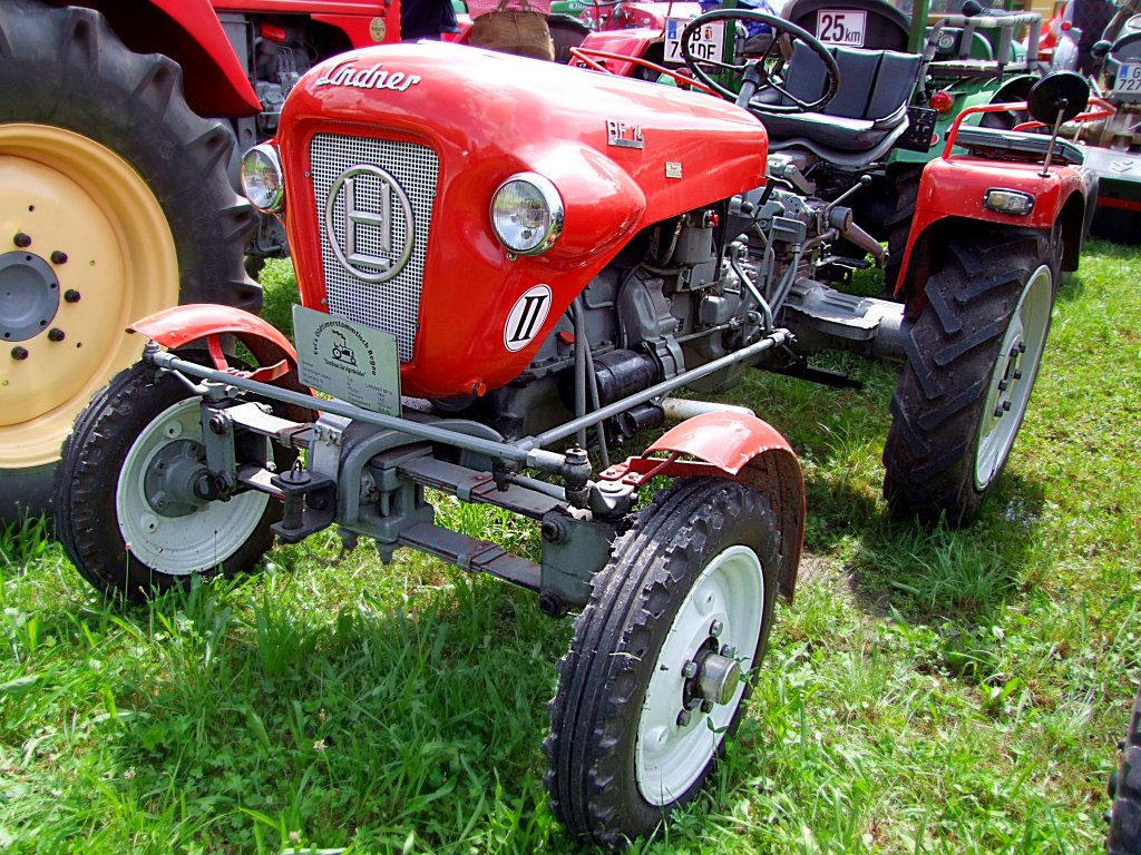 LINDNER-BF14;Baujahr1960 im Gewhl von weiteren Traktoren beim Oldtimertreffen in Waldzell;100725