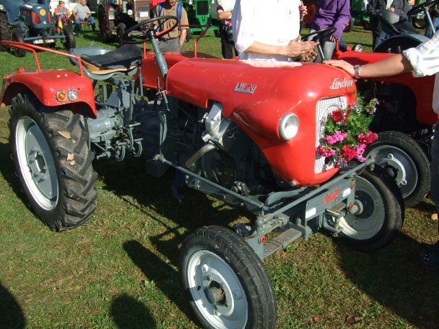Lindner mit 2-Zylinder V-Motor, auf dem Traktorenfest in Maurach 2009