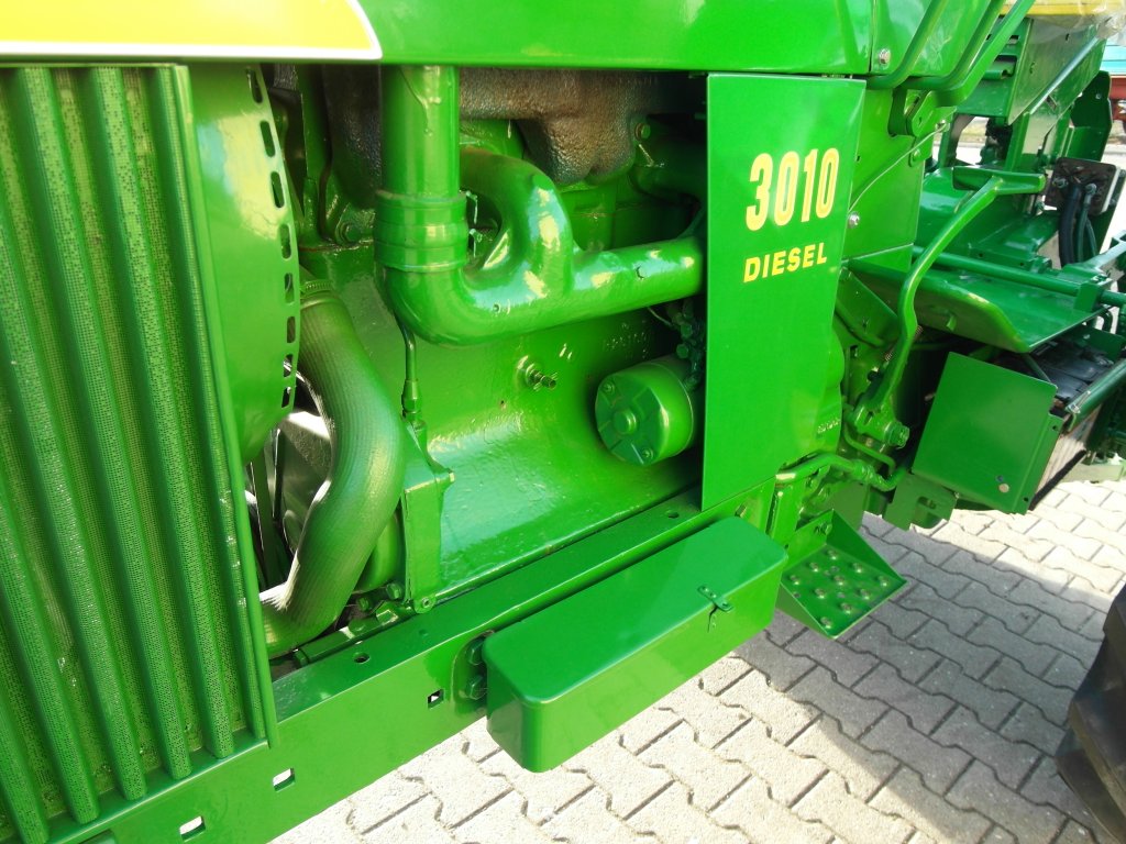 linke Motorseite John Deere 3010