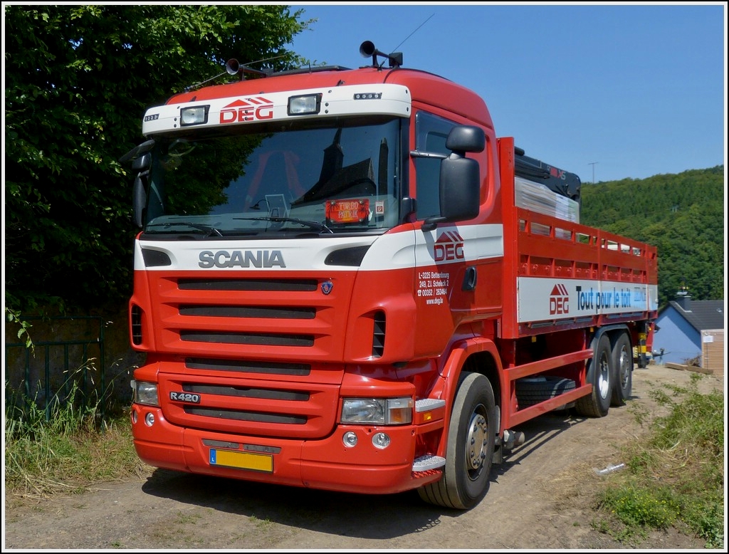 LKW Scania R 420 aufgenommen beim Verlassen einer Baustelle am  10.07.2013.