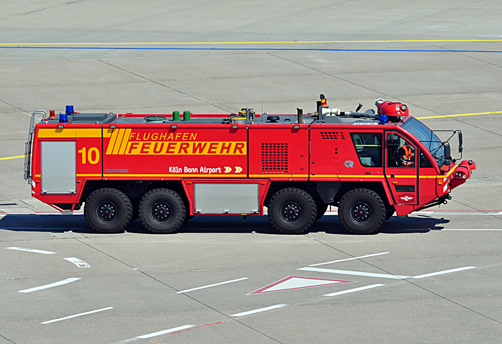 Lschfahrzeug der Flughafenfeuerwehr am Flughafen Kln-Bonn - 12.08.2012