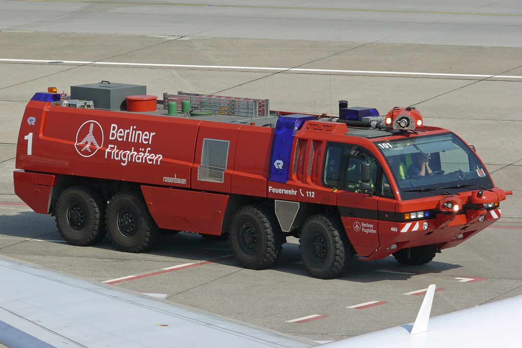 Löschfahrzeug Nr.1 der Flughafenfeuerwehr Berlin-Tegel 12.7.2010