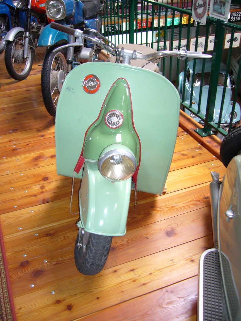 Lohner Motorroller LB 200, Baujahr 1954. Auch der LB 200 war mit einem Rotax-Zweitaktmotor ausgerstet, der 8,5 PS leistete und den Roller 85 km/h schnell machte. Villacher Fahrzeugmuseum.