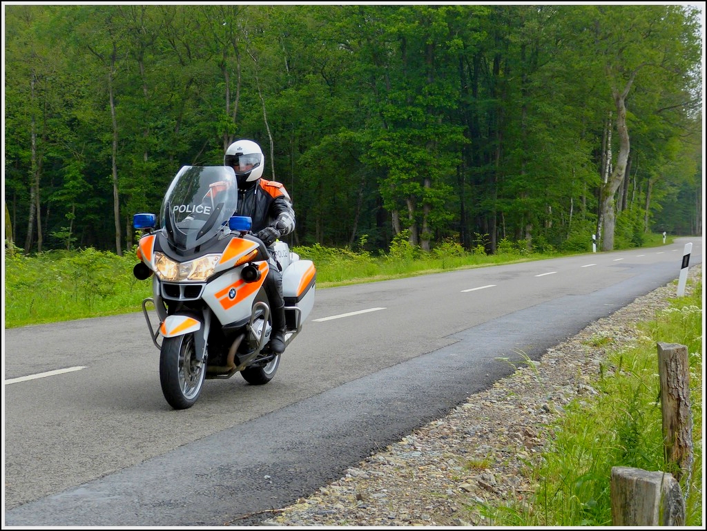 Luxemburg Radrundfahrt 2012. Als erste Fahrzeuge kommen einzelne Polizei Motorrder auf der vorgegebenen Tagesstrecke. 02.06.2012