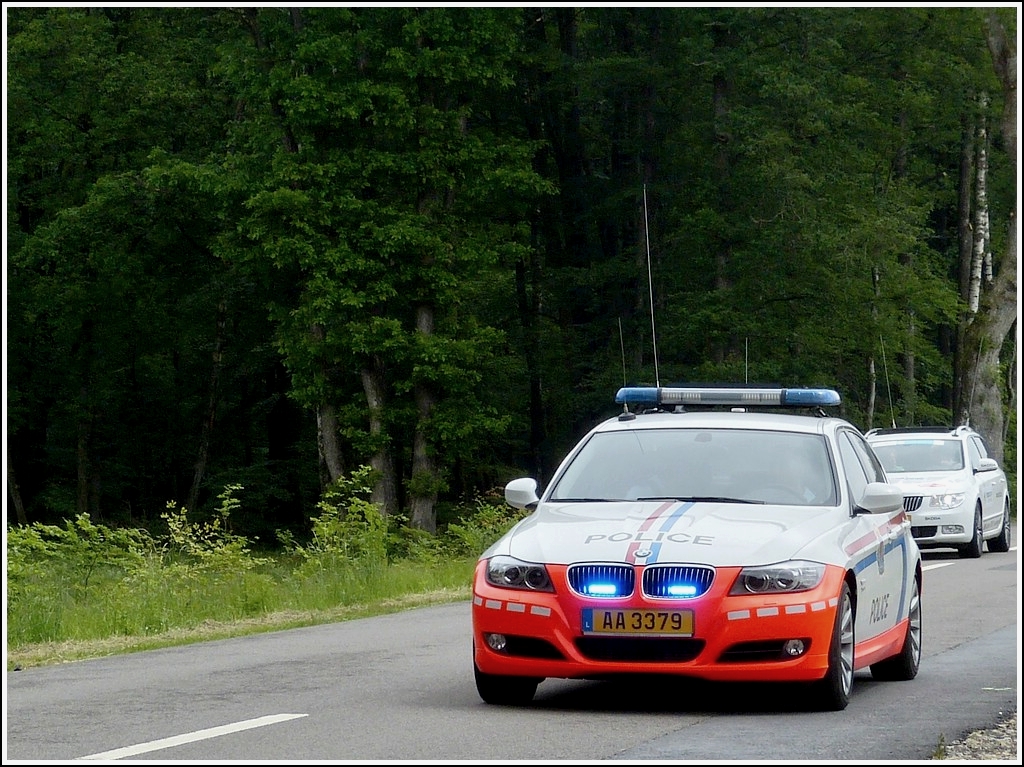 Luxemburg Radrundfahrt 2012. BMW der Luxemburger Polizei fhrt an der Spitze der Begleitfahrzeuge die Strecke der Tagesetappe ab. 