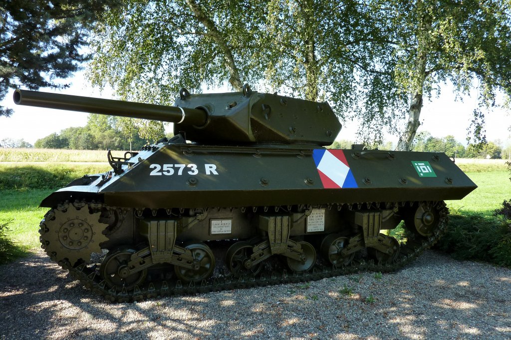 M 10 Wolverine, US-amerikanischer Jagdpanzer des II.Weltkrieges, 30t, 7,6cm Kanone, 375PS, 51Km/h, steht als Denkmal bei Illhusern im Elsa, Sept. 2011