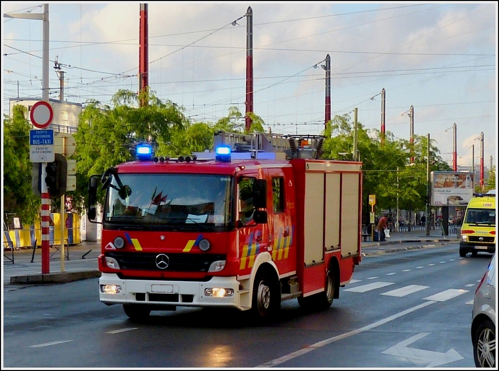 M-B Atego Gertewagen mit Blaulicht und Martinshorn unterwegs in den Staen von Brssel, gesehen am abend des 24.06.2012.