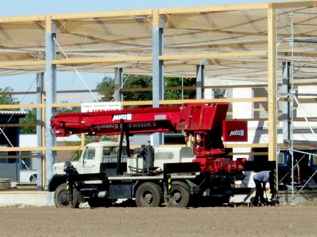 Magirus Deutz mit 3 Achsen und MKG Kran.
Einsatz beim Hallenbau am 3.5.2011 im Industriegebiet Gutenbegstrae Emsdetten 

