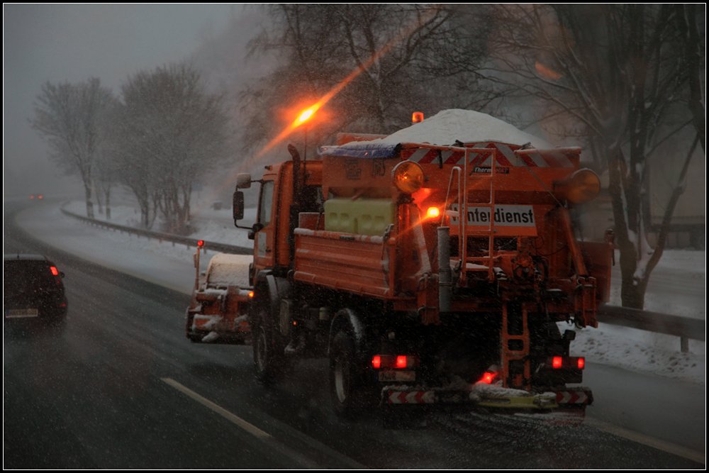 Mal wieder einige Aufnahmen vom Winterdienst auf der A45!: ATEGO 1828 streut die Hauptbahn zwischen Ldenscheid und Ldenscheid-Sd in Richtung Sden. (29.01.2010)