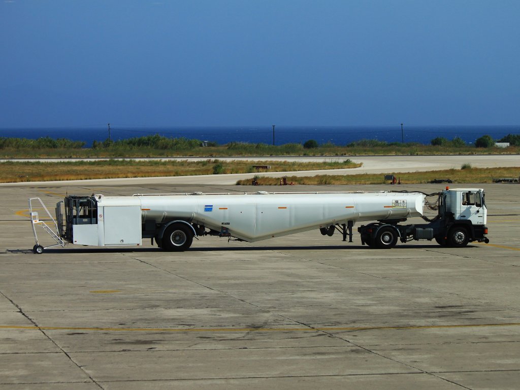 MAN 18.372 mit Tankauflieger am 19.06.2012 auf dem Flughafenvorfeld von Rhodos(Gr).