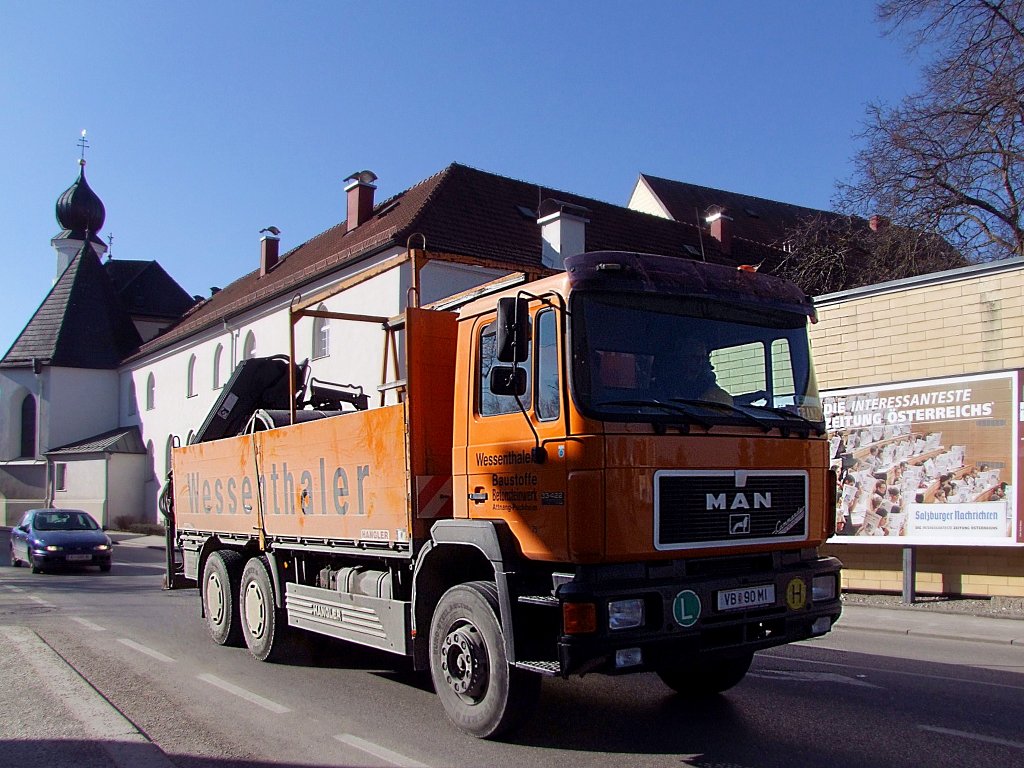 MAN 33.422 eines Betonsteinwerkes aus dem Bezirk Vcklabruck passiert das Redemptoristinnen-Kloster St.Anna;110225