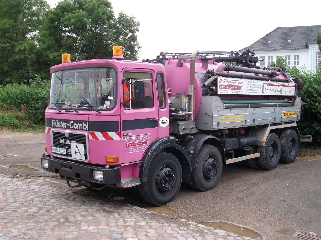 MAN-Entsorgungsfahrzeug am 02.August 2010 auf der Ladestrae von Bergen/Rgen.