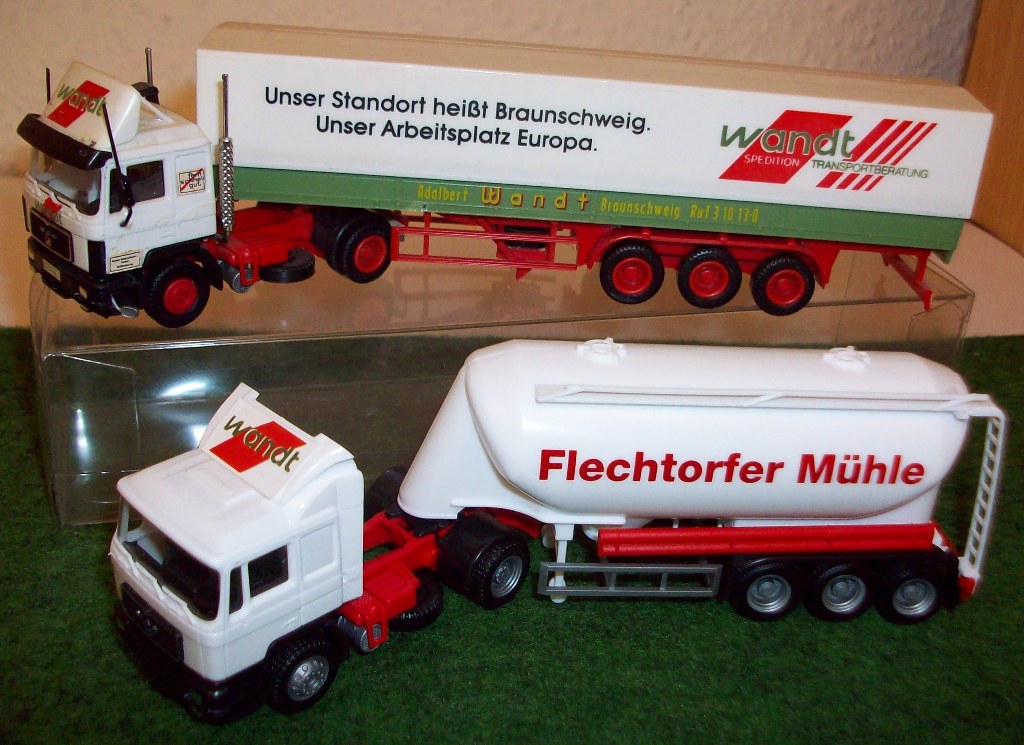 MAN F90 gesupertes Herpa Modell Pritsche Planen Sattelauflieger
und ein MAN F90 mit Eutersilo   FLECHTORFER MHLE  
beide LKW tragen Schriftzge der Braunschweiger Spedition Wandt 