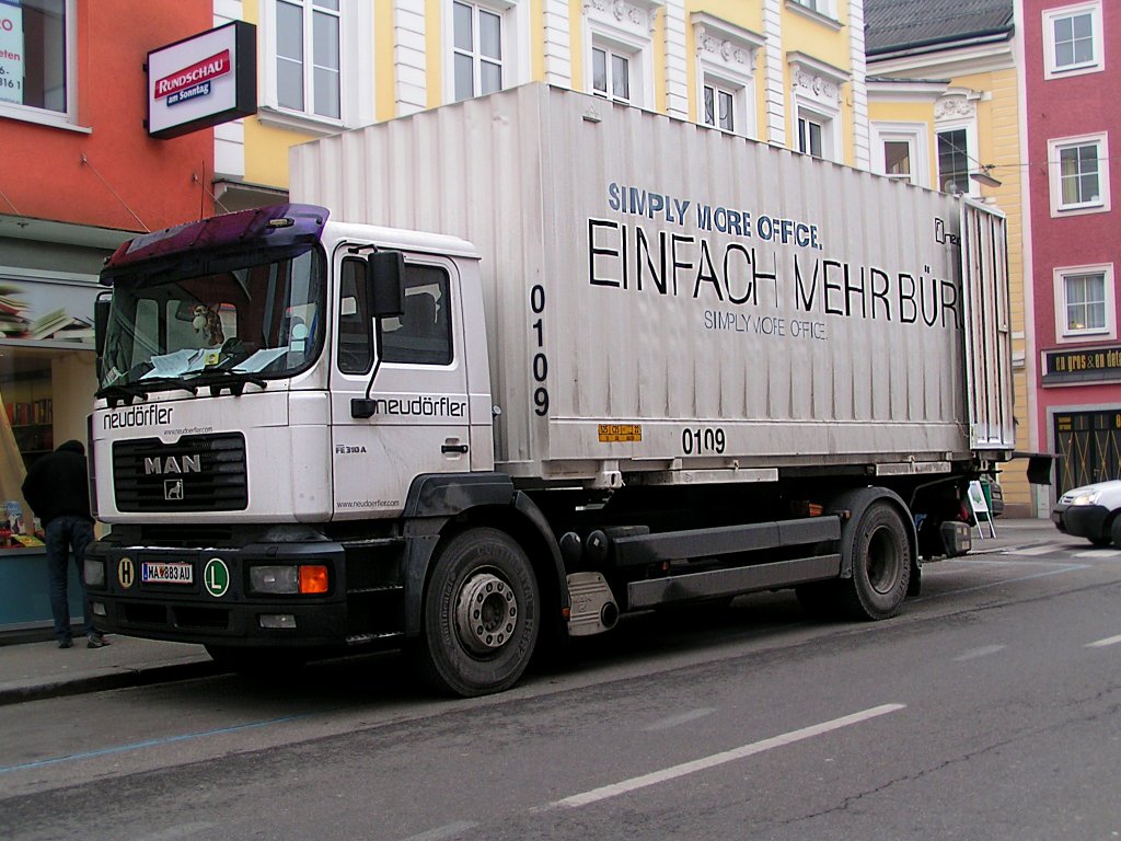 MAN FE310A einer Burgenlndischen Brombelfirma bei der Zustellung in Ried i.I.;10122