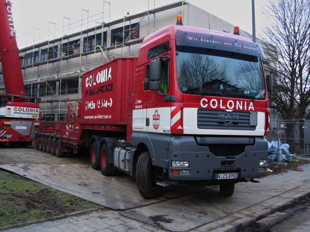 MAN der Firma Colonia aus Kln wird mit Kontergewichten fr einen Autokran der selben Firma am 11.01.2013 in Aachen beladen.