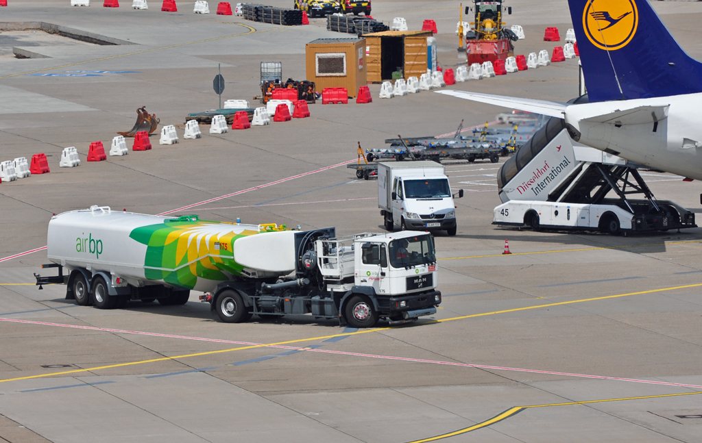 MAN Flugfeldtankwagen  Air-BP  auf dem Vorfeld in Dsseldorf - 07.06.2010