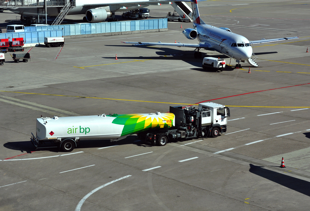 MAN Flugfeldtankwagen  airbp  auf dem Flughafen Kln-Bonn - 02.06.2011