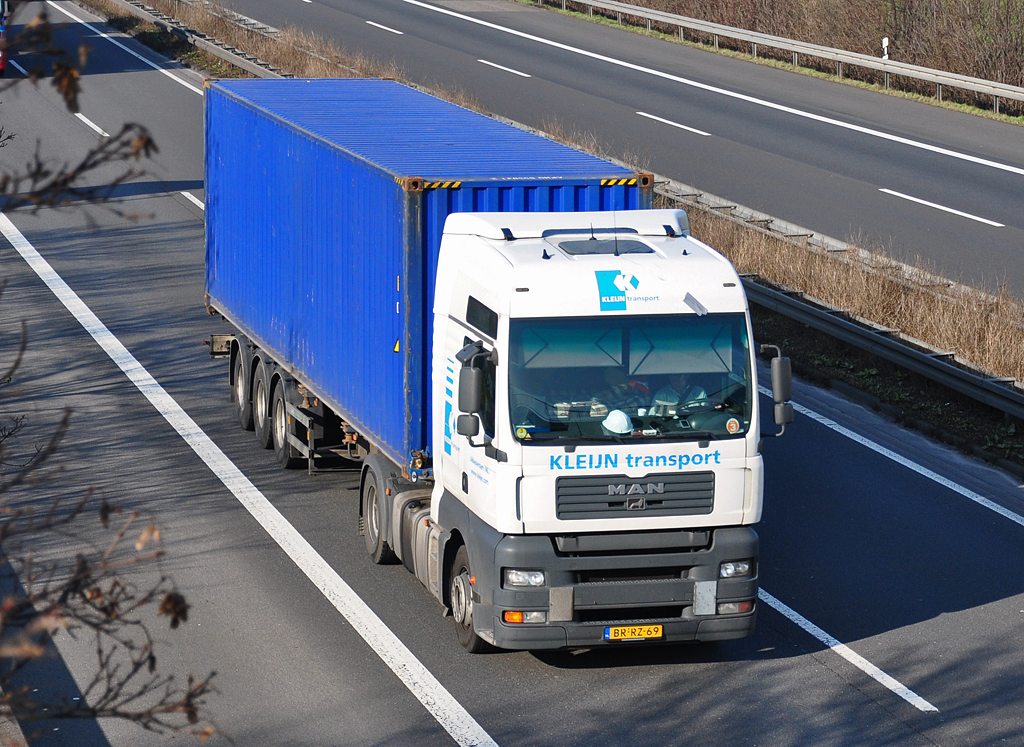 MAN H6  Kleijn-transport  auf der A61 bei Rheinbach - 17.02.2011