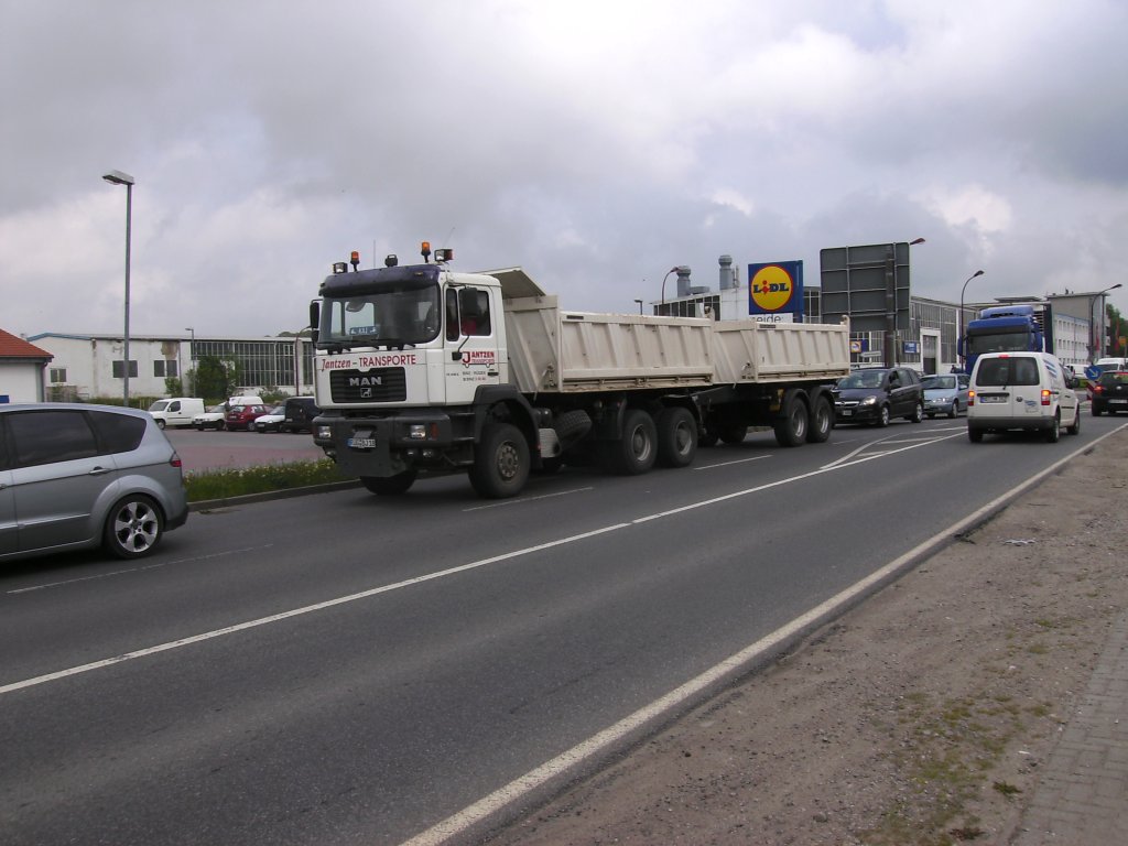 MAN-Kipper wartete am 28.Mai 2010 an einer Kreuzung in Bergen/Rgen.