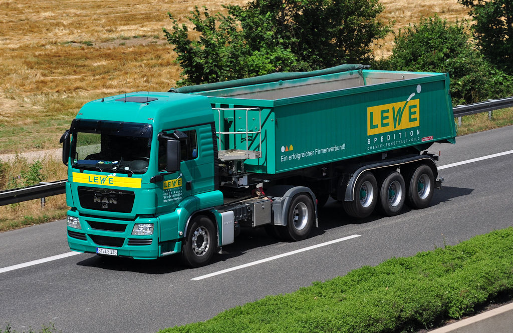 MAN Kippsattel  LEWE Spedition  auf der A61 bei Weilerswist - 15.07.2010