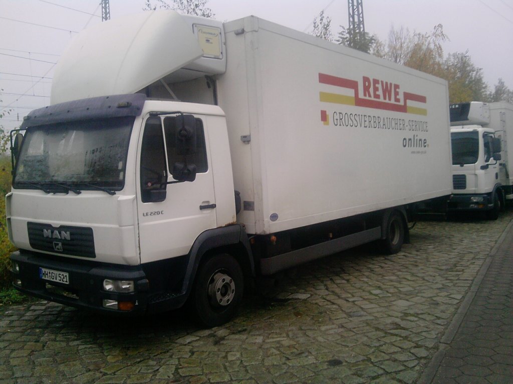 MAN LE 220C, mit Khlkoffer in HH-Wilhemsburg ,am 31.10.10