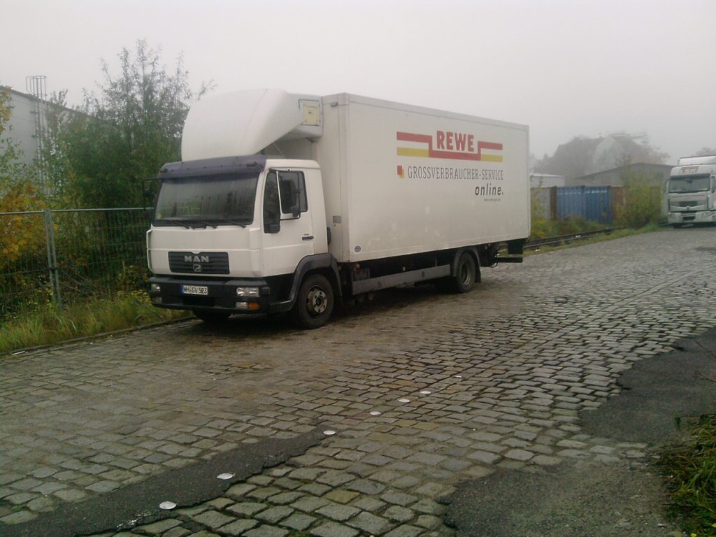 MAN LE ,mit Khlkoffer in HH-Wilhemsburg am 31.10.10