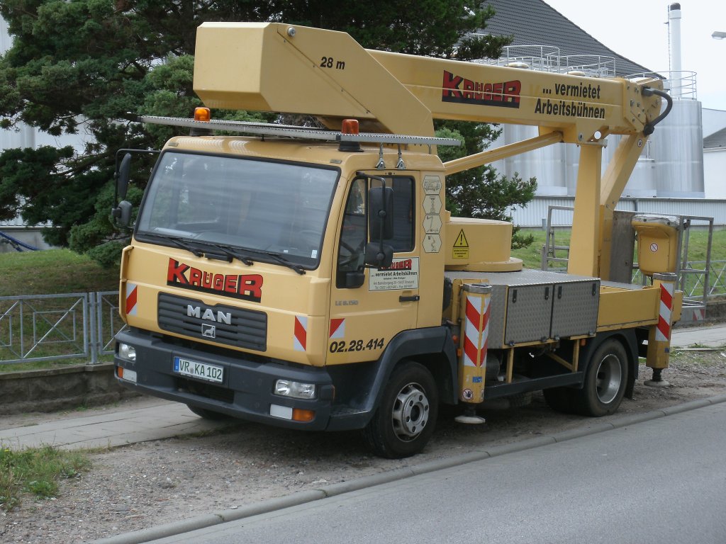 MAN mit einer Arbeitsbhne am 28.August 2012 am Straenrand in Bergen/Rgen.