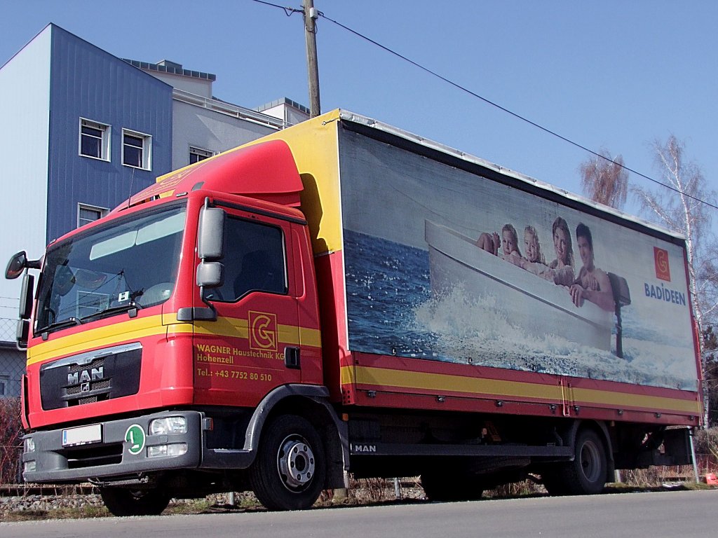 MAN Pritsche ist mit einer Ladung Badideen unterwegs;110226