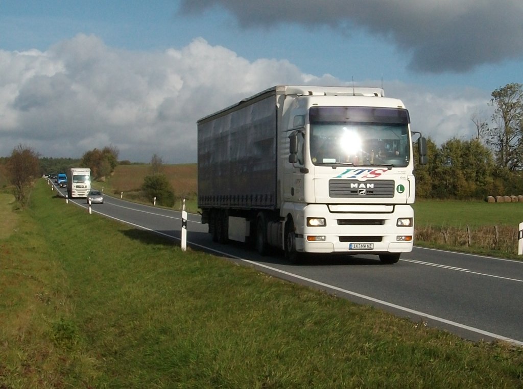 MAN-Sattelzug am 20.Oktober 2010 auf der B96 bei Bergen/Rgen.