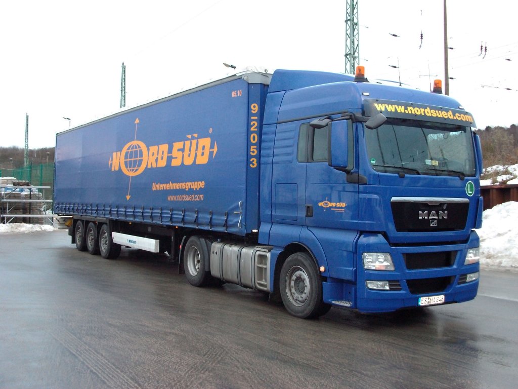 MAN-Sattelzug am Morgen vom 12.Januar 2011 vor einem Baumarkt in Bergen/Rgen.