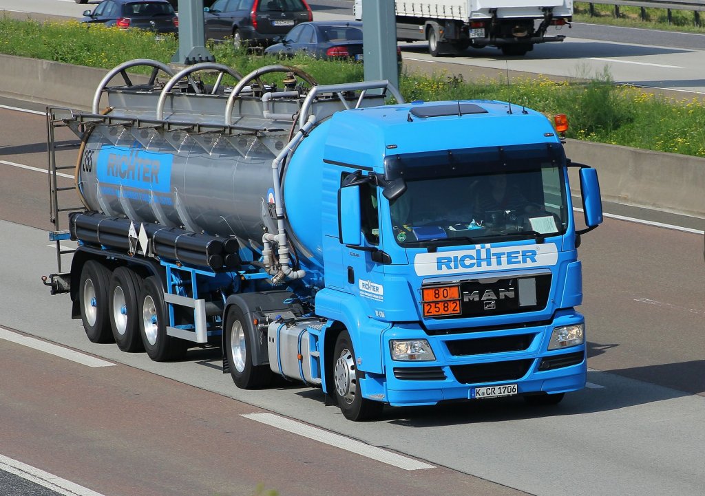 MAN-Tanksattelzug aufgenommen am 02.07.2013 auf der A5 beim Flughafen Frankfurt.