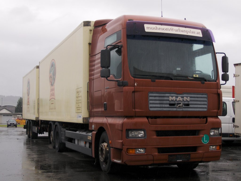 MAN TG460A XXL mit Tandemhnger ber das Wochenende abgestellt in Gralla im Juli 2011  