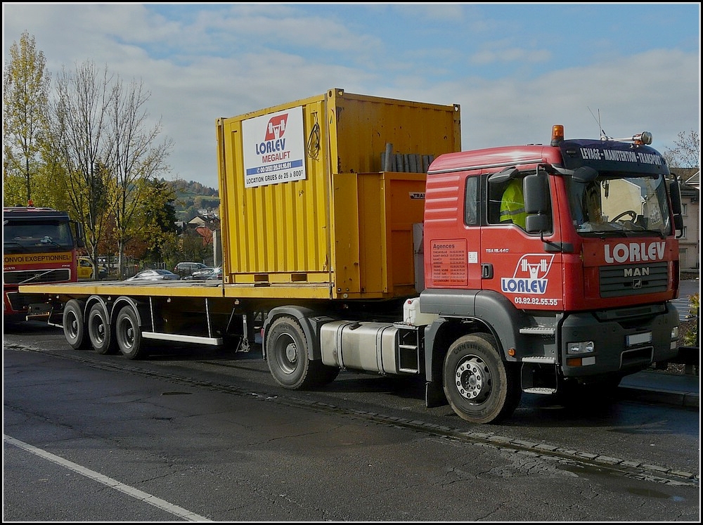 MAN TGA 18.440 Schwerlasttranporter aufgenommen bei einer Baustelle in Ettelbrck am 31.10.2010.
