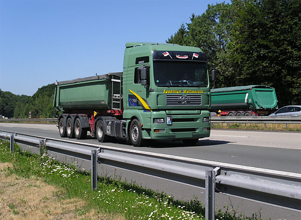 MAN -  TGA 18.440 XXL als Kipper der Sped. Wallmeroth, bei Ldenscheid am 19.7.10