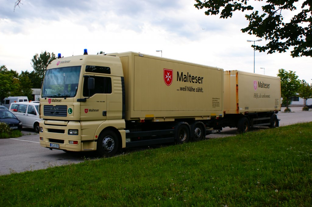 MAN TGA 26.460 XXL Wechselkoffer-Hngerzug des Malteser Hilfsdienstes Erding der Erzdizese Mnchen und Freising. Aufgenommen am 06.08.2011.