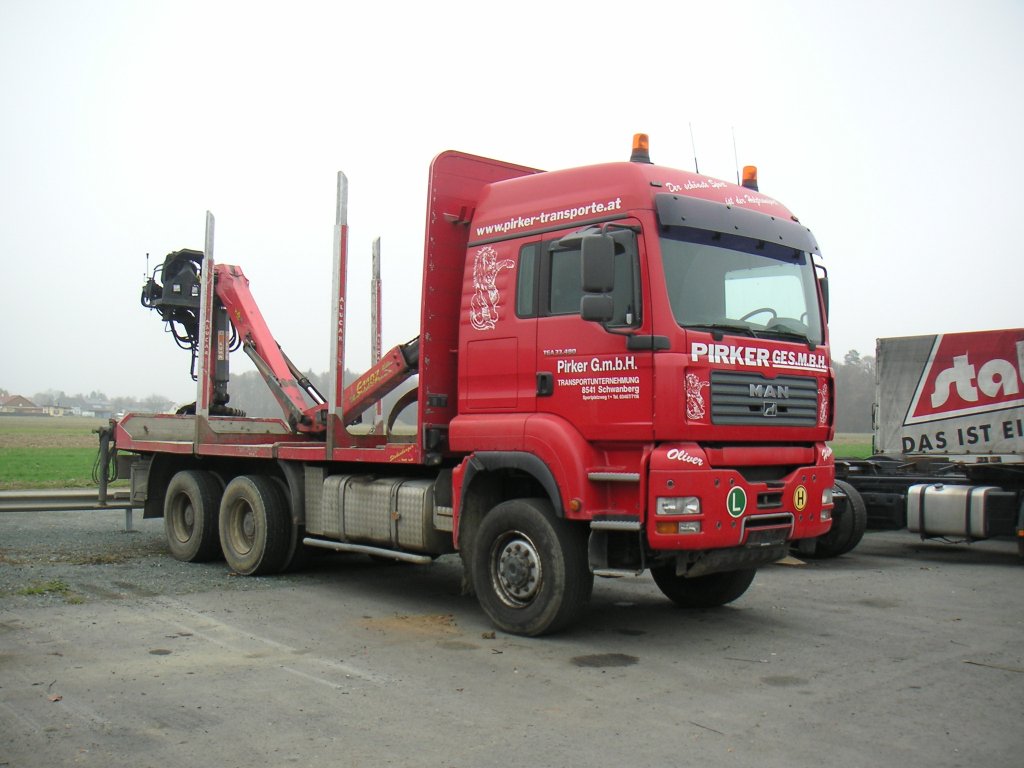 MAN TGA 33.480 6x6 Holztransporter mit Epsilon Kran abgestellt in Gralla.20.11.2011