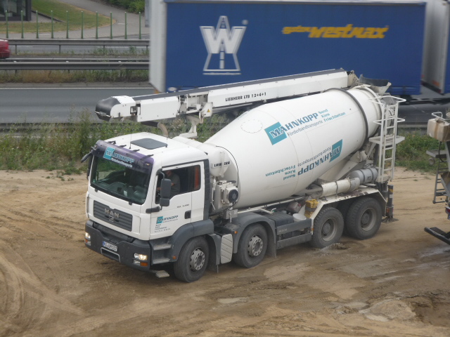 MAN TGA Fahrmischer mit Frderbandanbau. Aufgenommen am 29.07.2010.